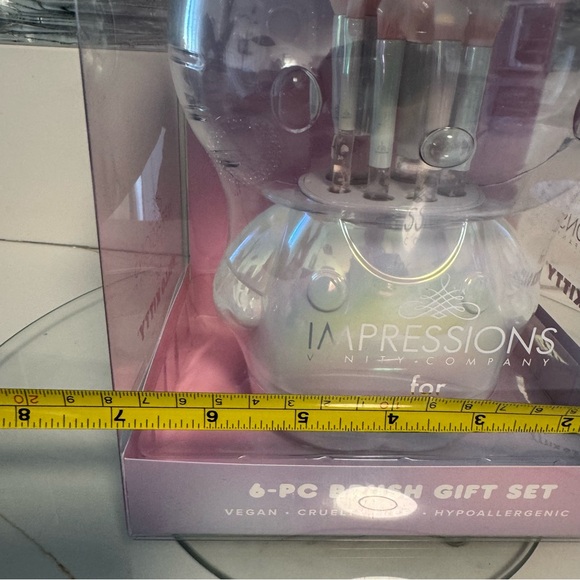 Limited Edition Hello Kitty® 50th 6-PC Brush Gift Set - Picture 8 of 8